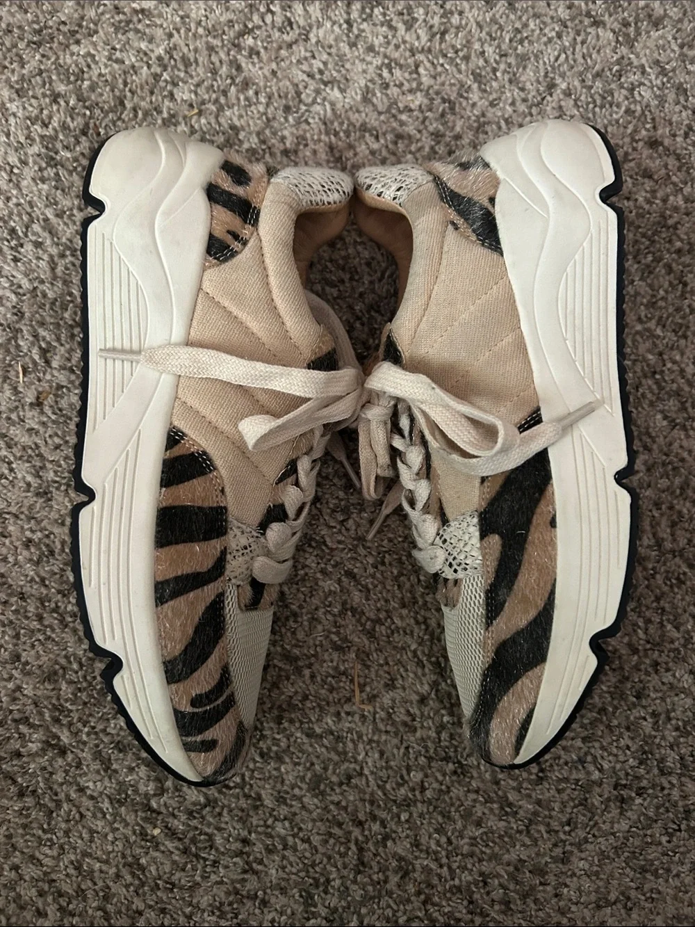 Oasis Society Beige and Black Tiger-Stripe‎ Lace-Up Sneakers, Size 6